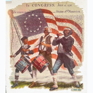 Puede incluir: Una ilustración vintage de tres hombres con atuendos coloniales marchando con tambores y una gran bandera estadounidense detrás de ellos. La bandera tiene 13 estrellas y el texto "IN CONGRESS, JULY 4, 1776 The unanimous Declaration States of America." está impreso en la bandera.