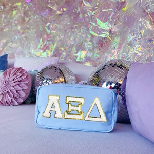 Bolsa de viaje de nailon para maquillaje Alpha Xi Delta, parche de chenilla con letras griegas con purpurina, bolsa azul para hermandad, estuche para cosméticos, regalo Big Little Reveal