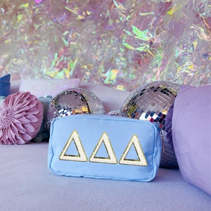 Delta Delta Delta Nylon Make-up Reisetasche, Glitzer griechischer Buchstabe Chenille Patch, Blaue Sorority Tasche, Kosmetiktasche, großes kleines offenbaren Geschenk