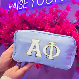 Bolsa de viaje de maquillaje de nailon Alpha Phi, parche de chenilla con letras griegas brillantes, bolsa de hermandad azul, estuche cosmético, regalo de revelación grande y pequeño