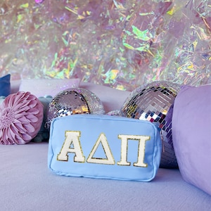 Alpha Delta Pi Nylon Make-up Reisetasche, Glitzer griechischer Buchstabe Chenille Patch, Blaue Sorority Tasche, Kosmetiktasche, großes kleines offenbaren Geschenk