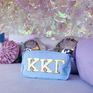 Bolsa de viaje de nailon para maquillaje Kappa Kappa Gamma, parche de chenilla con letras griegas con purpurina, bolsa azul de hermandad, estuche para cosméticos, regalo Big Little Reveal