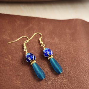 boucles d&#39;oreilles en verre de mer bleu, boucles d&#39;oreilles faites main, boucles d&#39;oreilles pendantes, boucles d&#39;oreilles en or