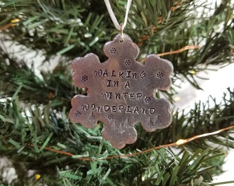 Camminando in un ornamento di fiocco di neve invernale del paese delle meraviglie