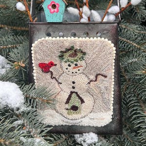Springtime Snowman, Spring 2023, Punch Needle ,Primitive Stitcher magazine, Punch Needle, Weavers Cloth, Valdani Fibers
