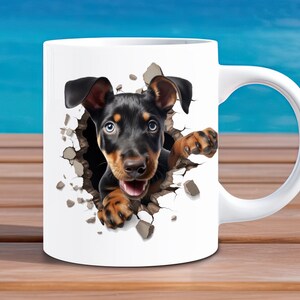 Puede incluir: Una taza de cerámica blanca con un asa negra y el texto "But First, Coffee" en negrita negra. La taza se encuentra sobre un fondo neutro, resaltando su diseño simple.