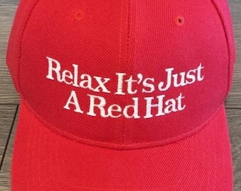 Relájate, es solo una gorra roja. Gorra de Donald Trump. Gorra parodia de MAGA.