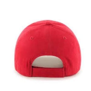 Puede incluir: Gorra de b&eacute;isbol roja lisa con visera curva. La gorra presenta un dise&ntilde;o de seis paneles y un cierre de correa de tela ajustable en la parte trasera. Fabricada con un material duradero.