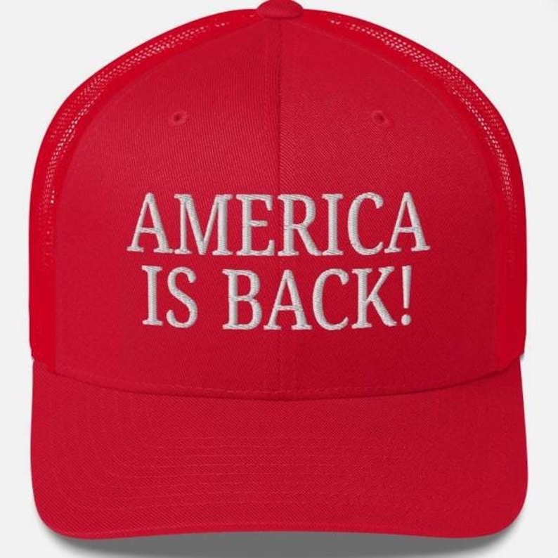 Puede incluir: Gorra de camionero roja con texto bordado en blanco "AMERICA IS BACK!". La gorra tiene una parte trasera de malla y una visera curva.