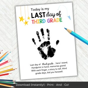 Könnte beinhalten: Ein druckbares Schild mit einem schwarzen Handabdruck und dem Text "Today is my LAST day of THIRD GRADE."  Der Text "Last day of third grade, here I stand, Handprint in hand, memories grand. With each finger, a story to tell, third grade days, bid you farewell." befindet sich unter dem Handabdruck. Der Text "Download (Instantly!) - Print - And - Go!" befindet sich am unteren Rand des Schildes.