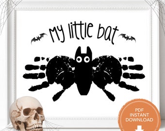 Puede incluir: Impresión de arte imprimible en blanco y negro con el texto "My little bat" y un murciélago hecho con huellas de manos. El murciélago tiene grandes ojos blancos.