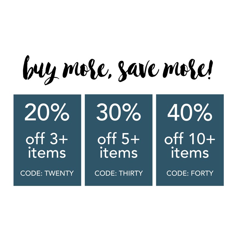 Puede incluir: Un gr&aacute;fico azul y blanco con el texto "buy more, save more!" y tres cuadros con ofertas de descuento: 20% de descuento en 3 art&iacute;culos o m&aacute;s, 30% de descuento en 5 art&iacute;culos o m&aacute;s y 40% de descuento en 10 art&iacute;culos o m&aacute;s. Cada cuadro tiene un c&oacute;digo: TWENTY, THIRTY y FORTY.