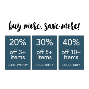 Pode incluir: Imagem com o texto "buy more, save more!" e tr&ecirc;s caixas retangulares. As caixas oferecem descontos: 20% de desconto em 3+ itens, 30% de desconto em 5+ itens e 40% de desconto em 10+ itens. Cada caixa inclui um c&oacute;digo de desconto: TWENTY, THIRTY e FORTY.