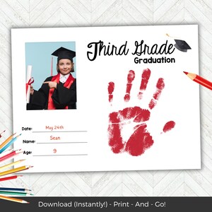 Könnte beinhalten: Ein druckbares Abschlusszertifikat für die dritte Klasse mit einem Handabdruck, einem Foto eines Kindes in einer Abschluss-Kappe und -Kleidung und dem Text "Third Grade Graduation".