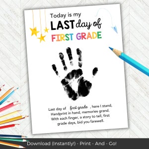 Pode incluir: Um cartaz imprimível com o texto "Today is my LAST day of FIRST GRADE" e uma impressão digital preta. O texto está em cores do arco-íris. O cartaz é perfeito para o último dia de aula de um aluno do primeiro ano.