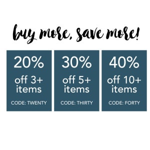 Peut inclure: Une image promotionnelle avec le texte "buy more, save more!" en cursive noire. Trois rectangles bleu-vert affichent des r&eacute;ductions : 20% de r&eacute;duction sur 3+ articles, 30% de r&eacute;duction sur 5+ articles et 40% de r&eacute;duction sur 10+ articles, chacun avec un code.