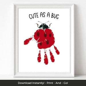 Könnte beinhalten: Ein roter Handabdruck mit schwarzen Punkten, der einer Marienkäfer ähnelt, mit einem kleinen schwarzen Käfer oben drauf. Der Text "Cute as a bug" steht über dem Handabdruck.