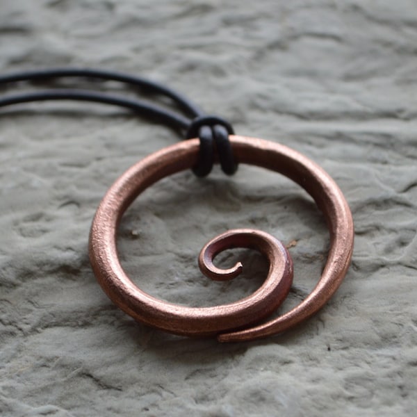 Pendentif en spirale de cuivre, forgé à la main, forgeron fait