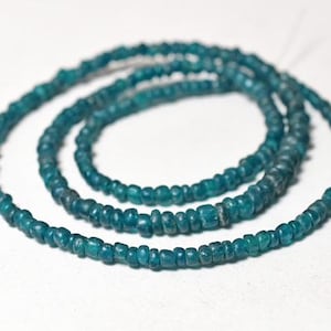 以下が含まれることがあります： クリーム色、ライトブラウン、ダークブラウンの3色の、まだら模様のマット仕上げのセラミックマグのセット。各マグは、丸みを帯びたハンドルが付いたシンプルなデザインです。