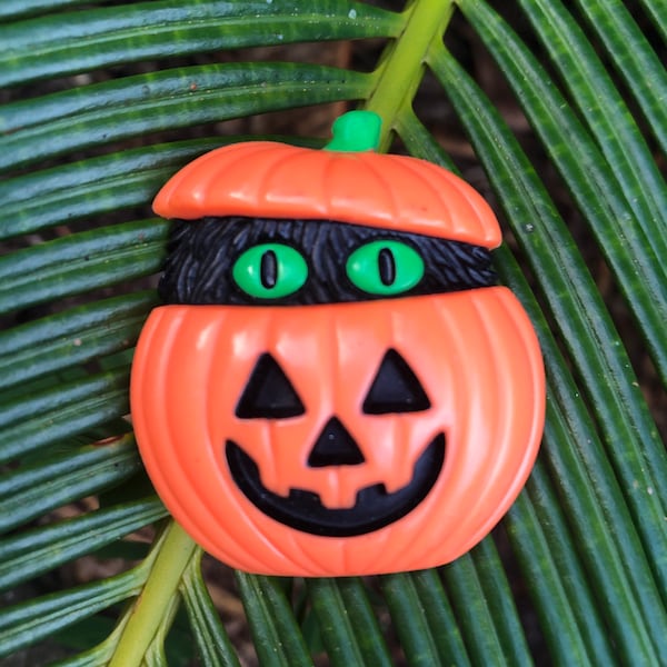 Vintage Halloween Jack O Lantern Pumpkin and Peeking Black Cat Green Eyes Pin Plastic 1980's