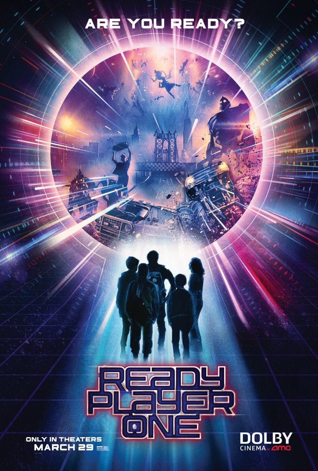 Poster de la pelicula Ready Player One,muestra a un grupo de cinco personas a punto de entrar en un tipo portal que se muestra cómo un circulo 
    en el cual dentro de el se encuentran camiones mountruo, robots, personajes y edificios.