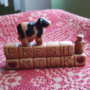 Vintage Suzi Skogland Resin Cow With Milk Jug And Blocks Figurine