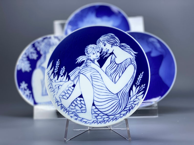 Royal Copenhagen Mother/'s Day Porcelain Plates by Ib Spang Olsen Motherhood Old Blue
