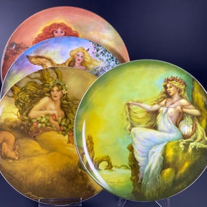 Puede incluir: Cuatro platos de cerámica decorativos con imágenes coloridas de mujeres y escenas de la naturaleza. Los platos están apilados uno encima del otro.