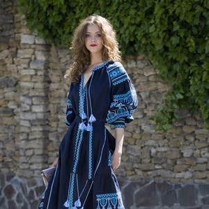 Vyshyvanka ブルーリネン刺繍ドレスウクライナ Vyshyvanka ドレス 