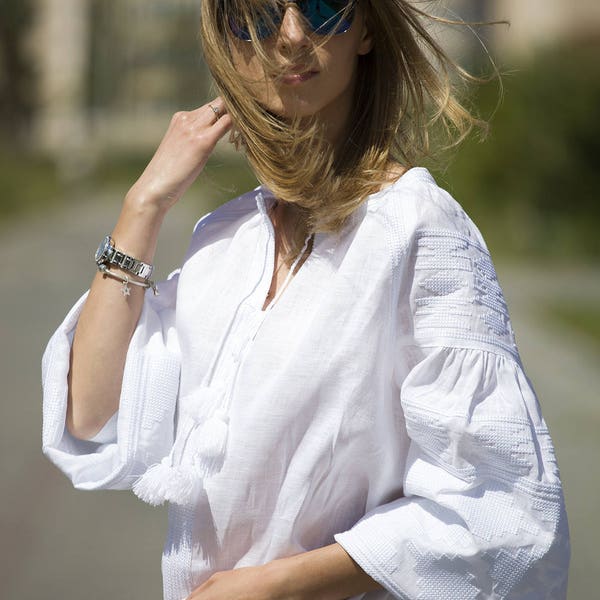 Bohemian white linen blouse vyshyvanka with Mexican geometric embroidery. Ukraine embroidered blouse. Ethnic embroidery Chic Nationale