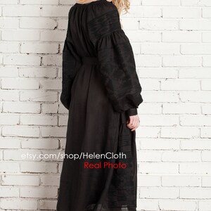 Pu&ograve; includere: Abito in lino nero con dettagli ricamati e cintura. L'abito ha maniche lunghe e una vestibilit&agrave; ampia. La modella indossa l'abito con tacchi neri. etsy.com/shop/HelenCloth Real Photo