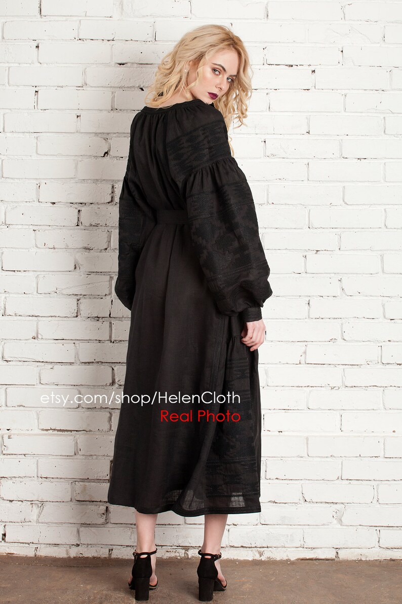 Pu&ograve; includere: Abito in lino nero con dettagli ricamati e cintura. L'abito ha maniche lunghe e una vestibilit&agrave; ampia. La modella indossa l'abito con tacchi neri. etsy.com/shop/HelenCloth Real Photo