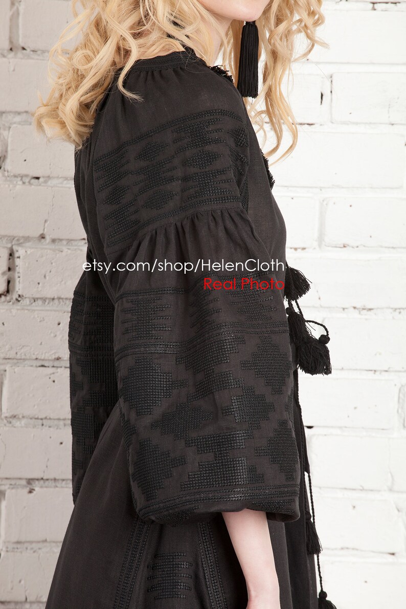 Pu&ograve; includere: Abito in lino nero ricamato con maniche lunghe e dettagli a nappine. L'abito presenta un motivo geometrico e una vestibilit&agrave; ampia. etsy.com/shop/HelenCloth Real Photo