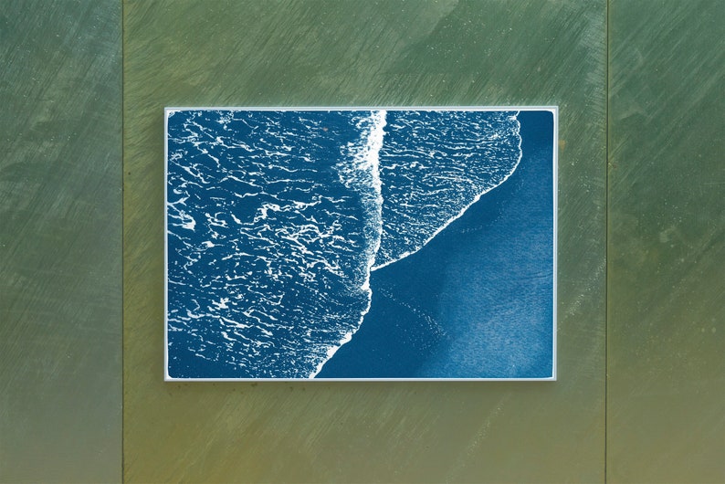 Puede incluir: Una impresi&oacute;n enmarcada de una imagen abstracta azul y blanca de olas del oc&eacute;ano rompiendo en una playa.