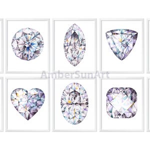 Puede incluir: Un conjunto de nueve ilustraciones de acuarela de diferentes formas de diamantes, incluyendo cortes redondos, esmeralda, pera, marquesa, coraz&oacute;n y princesa. Los diamantes est&aacute;n representados en tonos de blanco y morado.