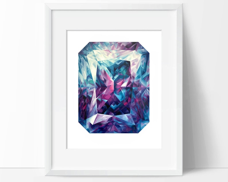 Puede incluir: Una gran gema facetada con un esquema de color morado, azul y blanco. La gema est&aacute; representada en un estilo realista, con &aacute;ngulos agudos y una superficie reflectante.