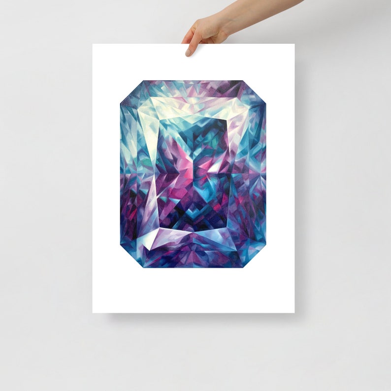 Puede incluir: Una gran gema facetada con un esquema de color p&uacute;rpura, azul y blanco. La gema est&aacute; representada en un estilo realista, con un alto nivel de detalle.