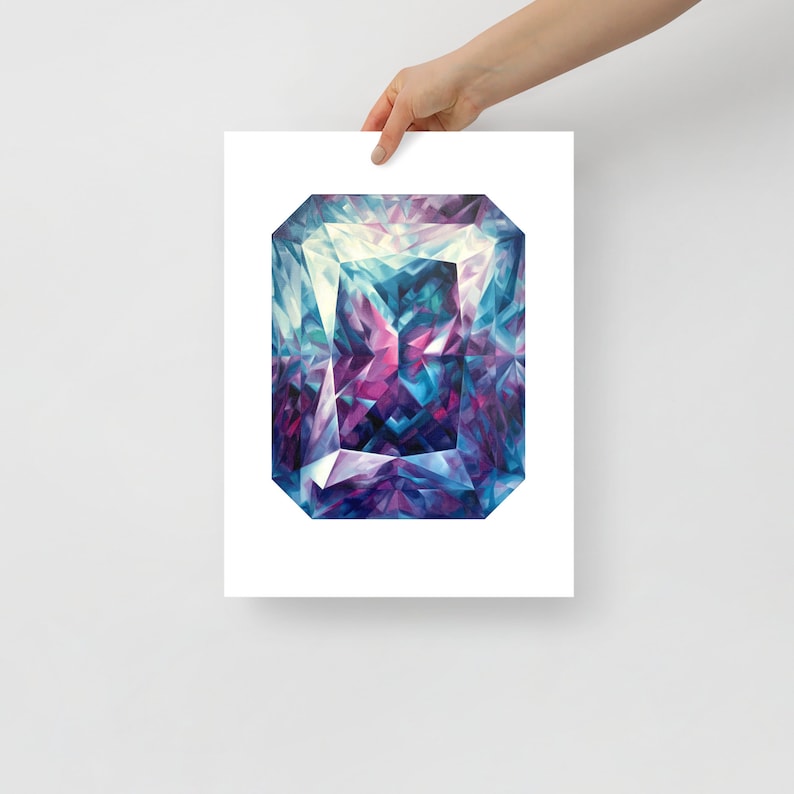 Puede incluir: Una pintura abstracta que representa una gran gema facetada. La gema es de un morado profundo con reflejos azules y turquesa, creando una sensaci&oacute;n de profundidad y dimensi&oacute;n.
