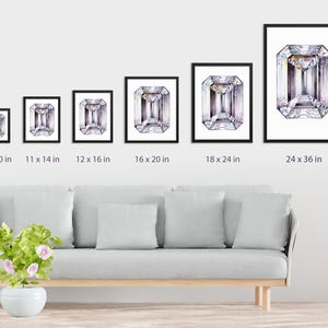 Puede incluir: Una pintura de acuarela de un gran diamante de talla esmeralda, transparente. El diamante est&aacute; sobre un fondo blanco. La pintura est&aacute; disponible en varios tama&ntilde;os, de 8x10 pulgadas a 24x36 pulgadas.