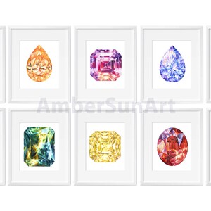 Puede incluir: Nueve acuarelas de diferentes gemas en marcos blancos. Las gemas son esmeralda, citrino, amatista, zafiro, peridoto, topacio, rub&iacute; y aguamarina.