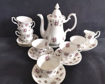 Immaculate Royal Albert Sweet Violets tea set for 6, English bone china, floral teacups