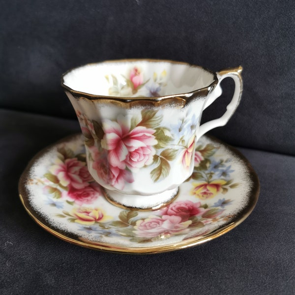 Hübsche elisabethanischen Blumen Goldpinsel Teetasse mit Untertasse / englische Rose Teetasse / Vintage Teetasse