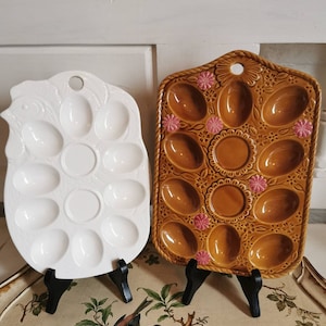 Plateaux de service d’œufs vintage, table de Pâques, présentation d’œufs diaboliques, décor de table des années 1960, serveurs d’œufs en majolique