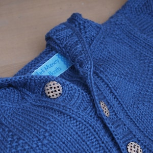 Handgestrickte Baby Gansey Strickjacke mit Kapuze