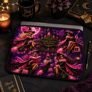 Può includere: Una custodia rettangolare per laptop con una vivace stampa grafica viola e nera di streghe in abiti rosa e neri che volano su scope. Il centro mostra il testo Glam Witch Academy e Style, Spells, Success, circondato da un castello.