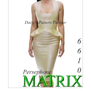 Peut inclure: Une femme vêtue d'une robe en latex blanche avec une taille peplum et un décolleté plongeant. Le texte "Daisy's Pattern Parlour" est imprimé au-dessus de la taille de la femme. Le texte "Persephone MATRIX" est imprimé en dessous de la taille de la femme. Les chiffres "6610" sont imprimés sur le côté droit de l'image.