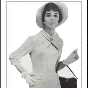 Op de afbeelding: Een zwart-witfoto van een vrouw die een witte jurk en een witte hoed draagt. Ze houdt een zwarte handtas vast. De tekst "Daisy's Pattern Parlour" staat onderaan de afbeelding.