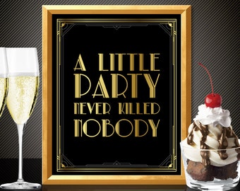 Puede incluir: Un cartel con marco dorado, fondo negro y letras doradas que dice "A little party never killed nobody". Dos copas de champán llenas de champán están en el lado izquierdo de la imagen. Un sundae de brownie de chocolate con crema batida y una cereza en la parte superior está en el lado derecho de la imagen.