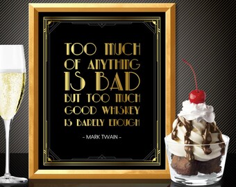 Puede incluir: Una impresión en blanco y negro enmarcada en oro con una inscripción dorada que dice "Demasiado de cualquier cosa es malo, pero demasiado buen whisky es apenas suficiente -Mark Twain-". Dos copas de champán están en primer plano, y un sundae de chocolate con una cereza en la parte superior está en la esquina inferior derecha.