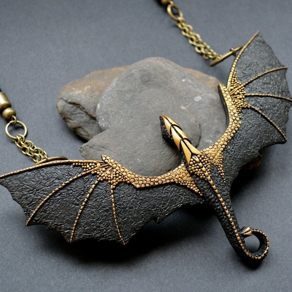 Collier en pâte polymère dragon volant ailé noir lunatique bijoux uniques pour femmes Cadeau fantastique de conte de fées GN cosplay créature mythique